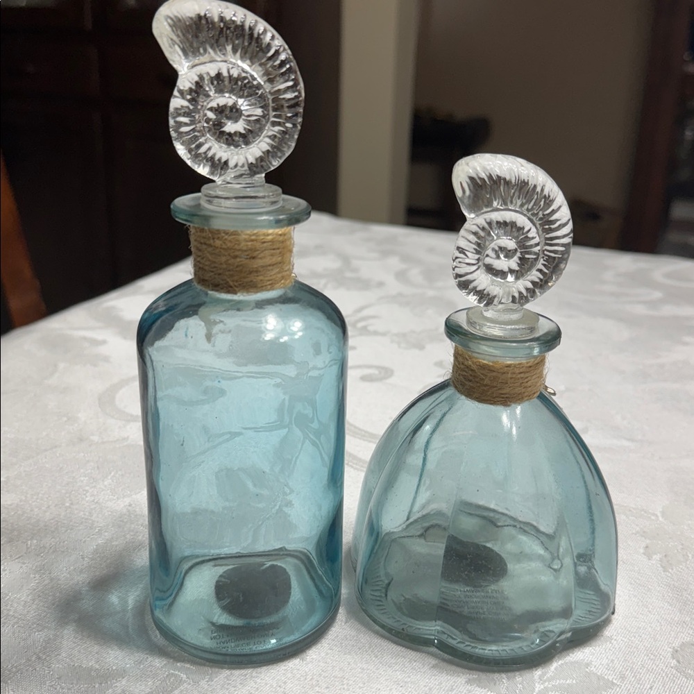 (2) RARE Vtg. (NEW) Sea World dolphin deccanters. - Picture 3 of 9